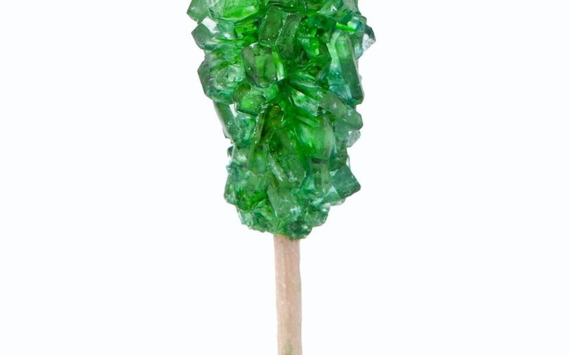 Un caramelo de canela tibio en un plato