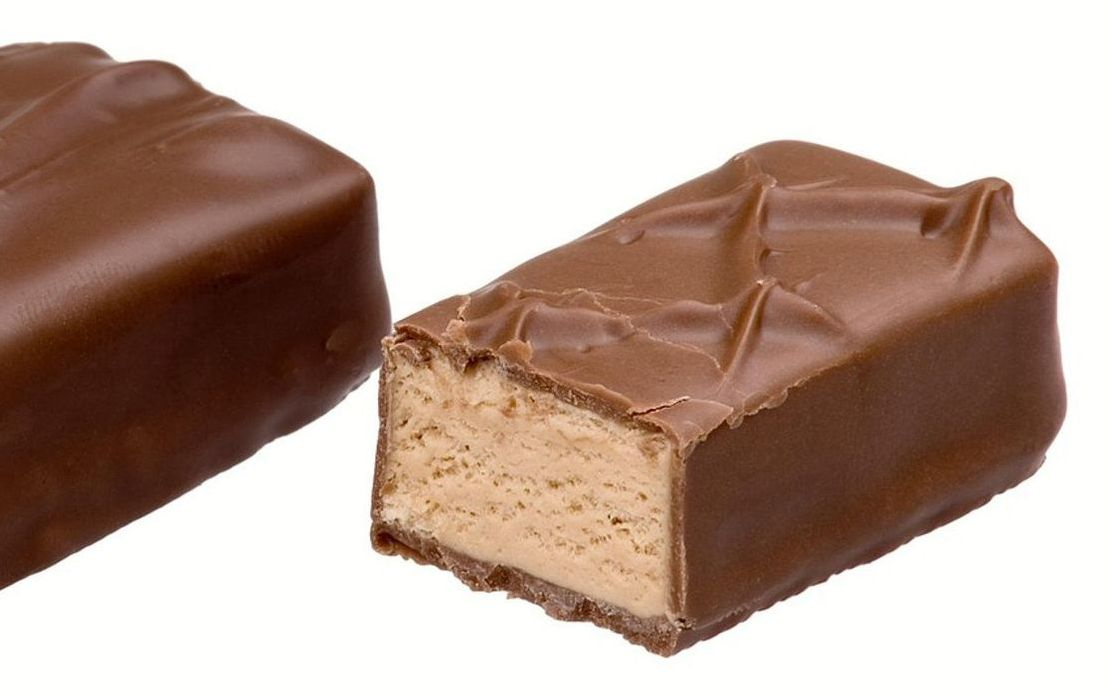 Una bolsa de bombones de chocolate con forma artesanal